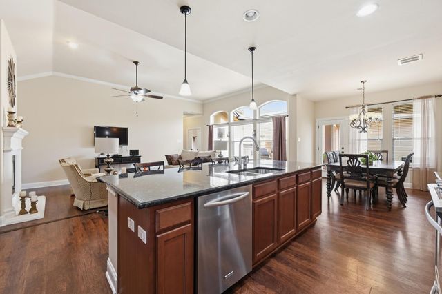 127 Via Villina, Buda, TX 78610