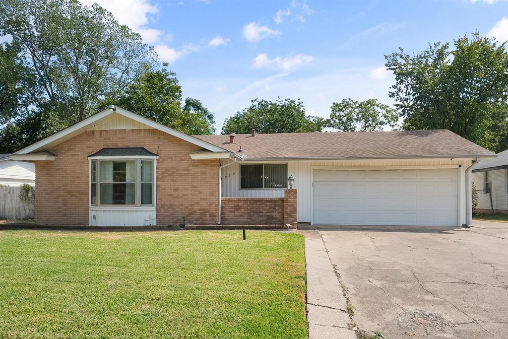 1924 Canterbury Street, Irving, TX 75062 — exterior