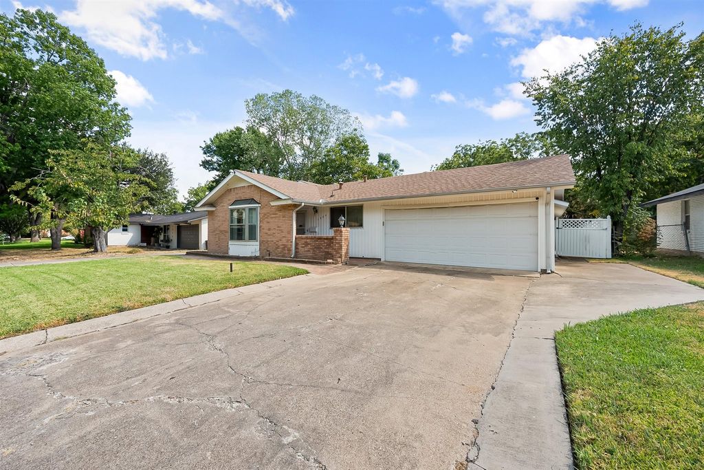 1924 Canterbury Street, Irving, TX 75062 — photo 2