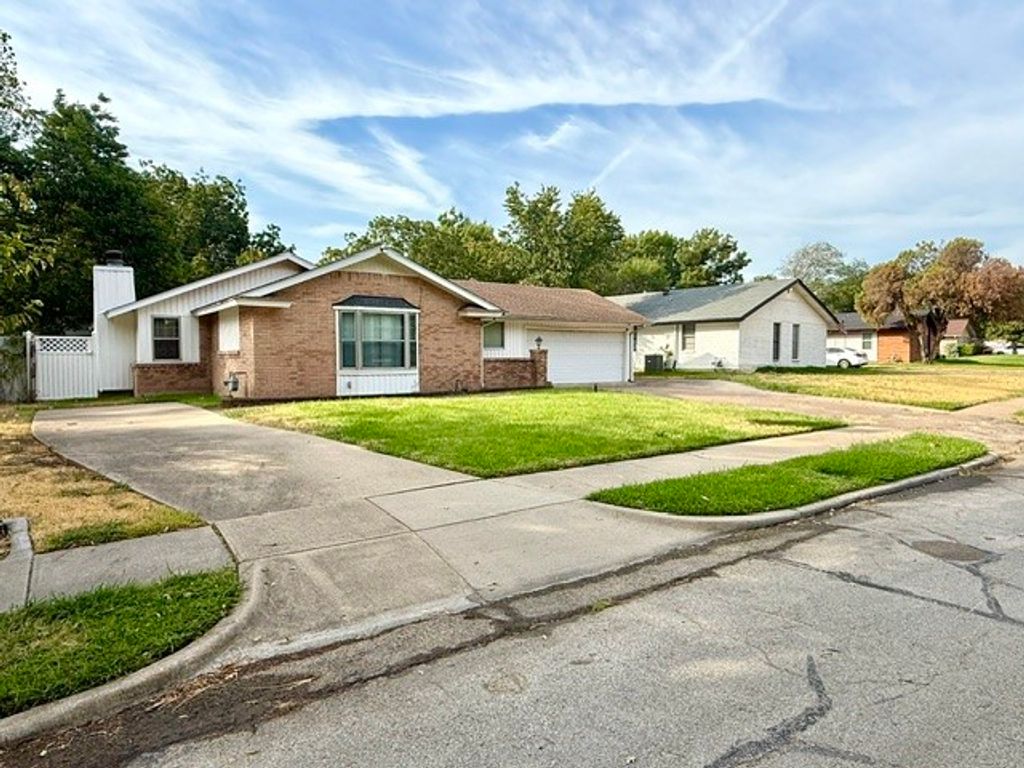 1924 Canterbury Street, Irving, TX 75062 — photo 5