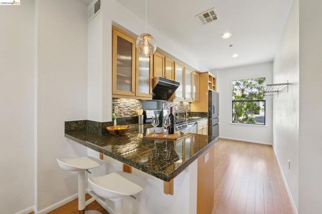 23 City Limits Cir, Emeryville, CA 94608