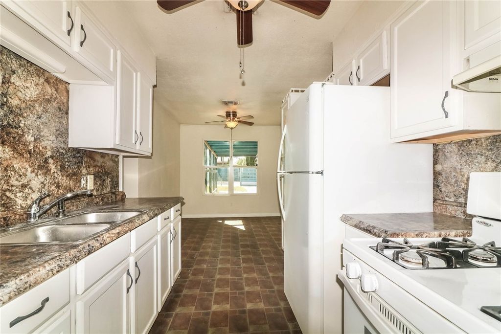 306 N Houston St, Aransas Pass, TX 78336 — photo 2