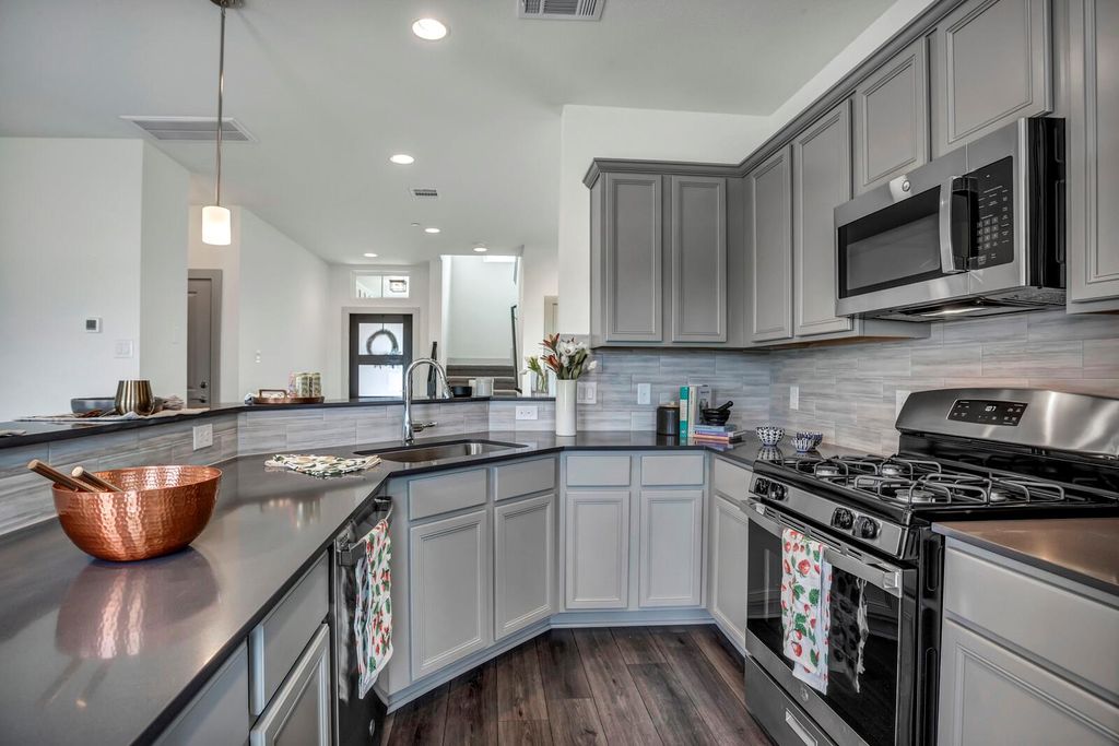 2121 Local Rebel LOOP, Leander, TX 78641