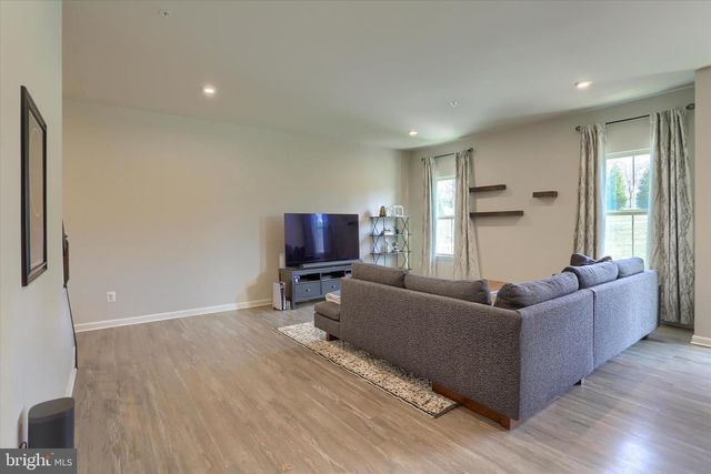 4273 SECRETARIAT ST, Harrisburg, PA 17112