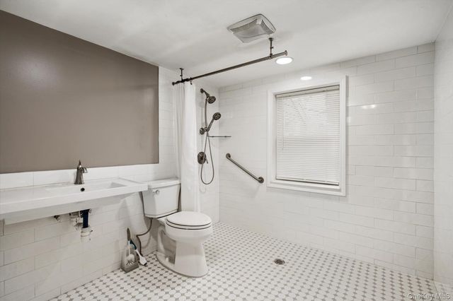 140 Park Avenue, Roosevelt, NY 11575