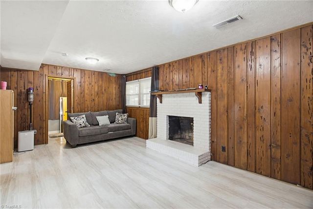 2335 Crestview Way, Winston-salem, NC 27103
