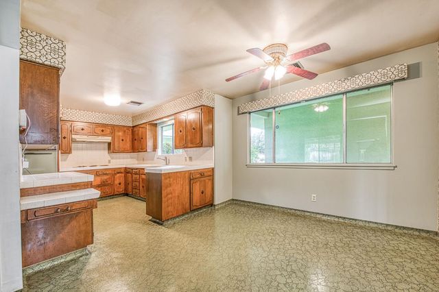 1461 Windsor Drive, Kingsburg, CA 93631