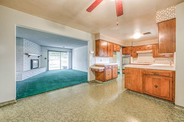 1461 Windsor Drive, Kingsburg, CA 93631