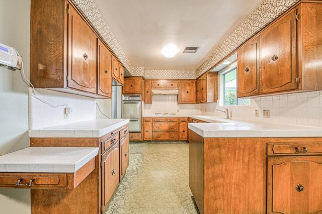 1461 Windsor Drive, Kingsburg, CA 93631