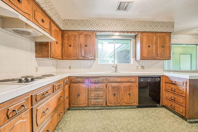 1461 Windsor Drive, Kingsburg, CA 93631