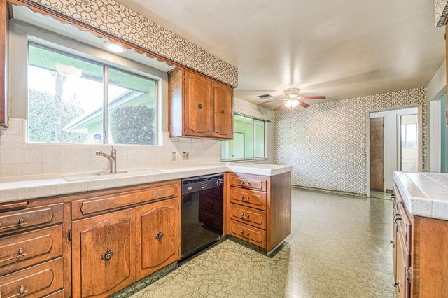 1461 Windsor Drive, Kingsburg, CA 93631