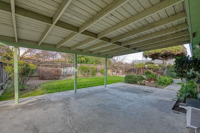 1461 Windsor Drive, Kingsburg, CA 93631