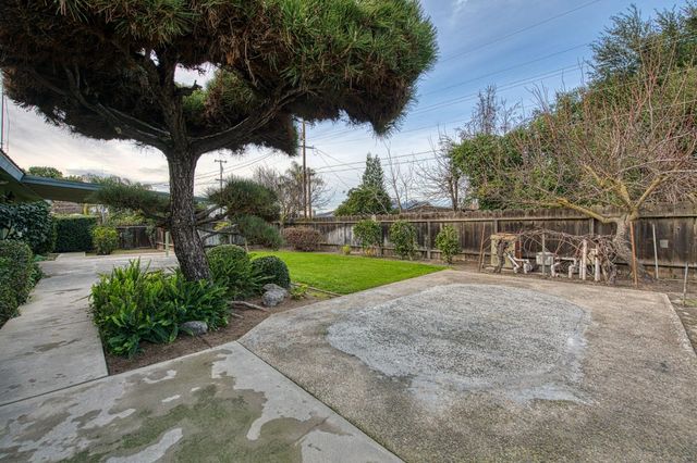 1461 Windsor Drive, Kingsburg, CA 93631