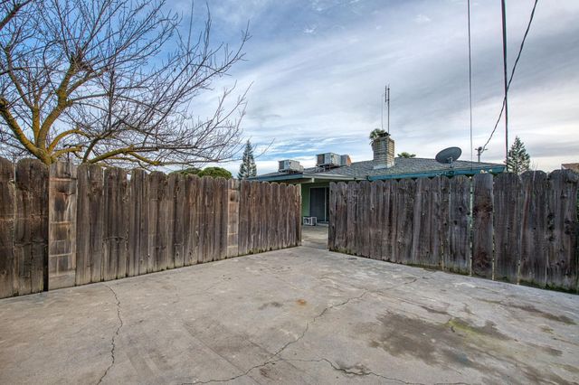 1461 Windsor Drive, Kingsburg, CA 93631