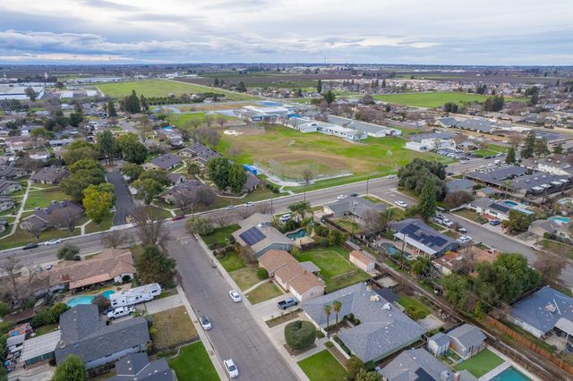 1461 Windsor Drive, Kingsburg, CA 93631