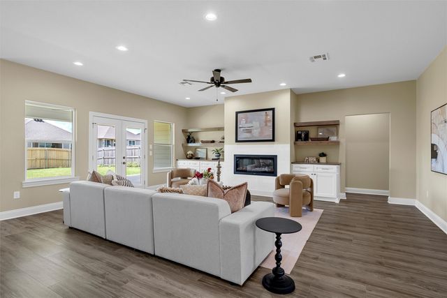 929 Northern Dancer Drive, Hewitt, TX 76643