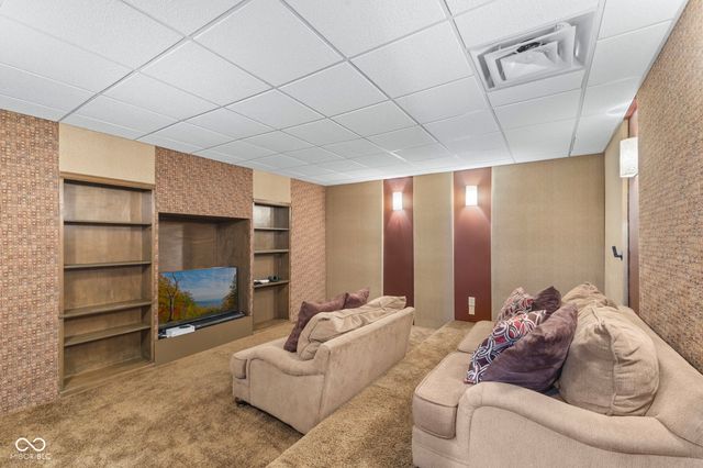 4627 Ridgewood Drive, Zionsville, IN 46077