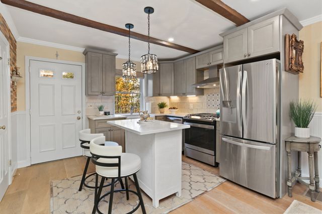 376 Knapps Highway 376, Fairfield, CT 06825