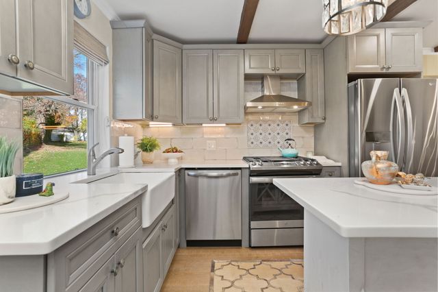 376 Knapps Highway 376, Fairfield, CT 06825