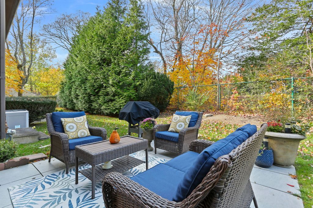 376 Knapps Highway 376, Fairfield, CT 06825