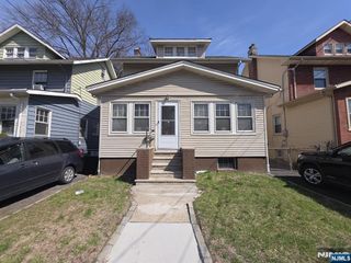 10 Lafayette Place, Irvington, NJ 07111