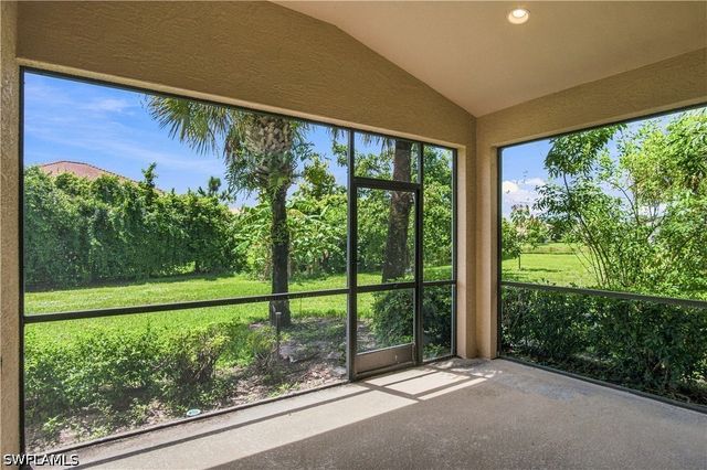 2022 Fairmont LN, Naples, FL 34120