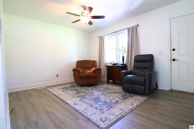 5701 Oakhaven Dr, Paducah, KY 42003