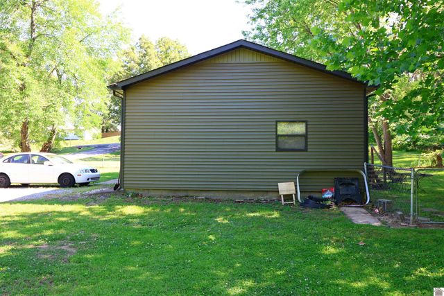 5701 Oakhaven Dr, Paducah, KY 42003