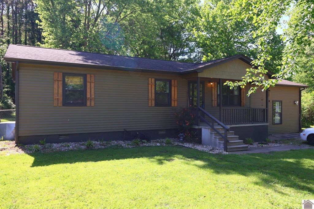 5701 Oakhaven Dr, Paducah, KY 42003