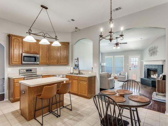 10505 Stonehill Drive, Benbrook, TX 76126