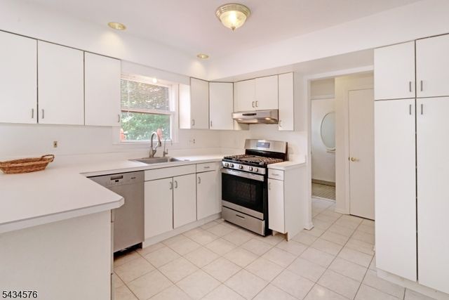 47 Schoener Rd, East Hanover Twp., NJ 07936
