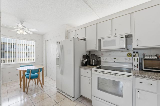 3146 Via Poinciana 307, Lake Worth, FL 33467