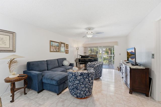3146 Via Poinciana 307, Lake Worth, FL 33467