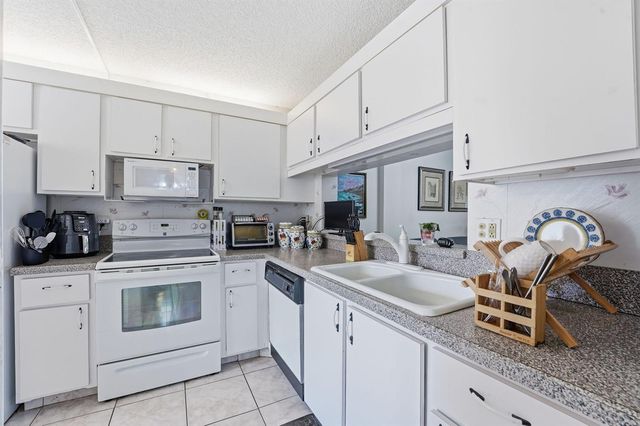 3146 Via Poinciana 307, Lake Worth, FL 33467