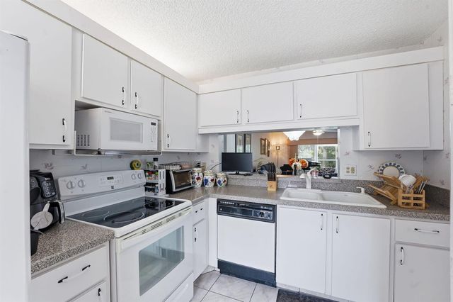 3146 Via Poinciana 307, Lake Worth, FL 33467