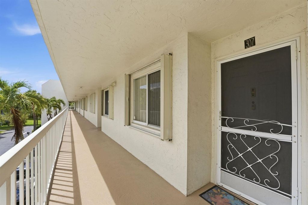 3146 Via Poinciana 307, Lake Worth, FL 33467