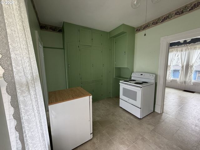 322 W D St, Rainier, OR 97048