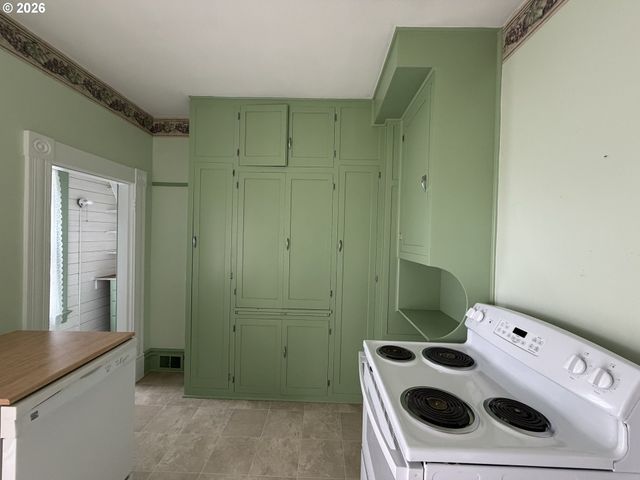 322 W D St, Rainier, OR 97048