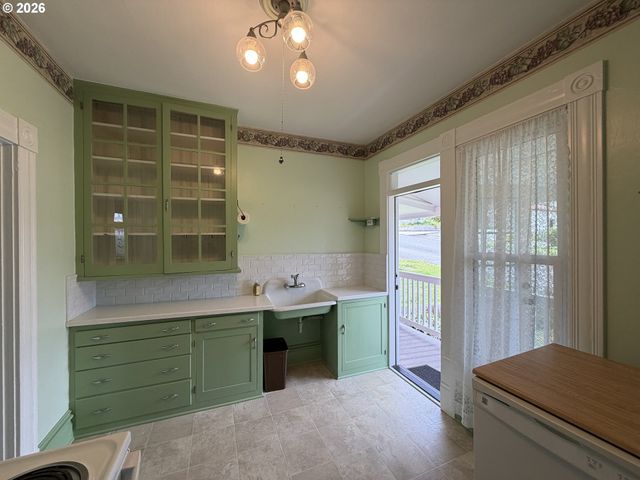 322 W D St, Rainier, OR 97048