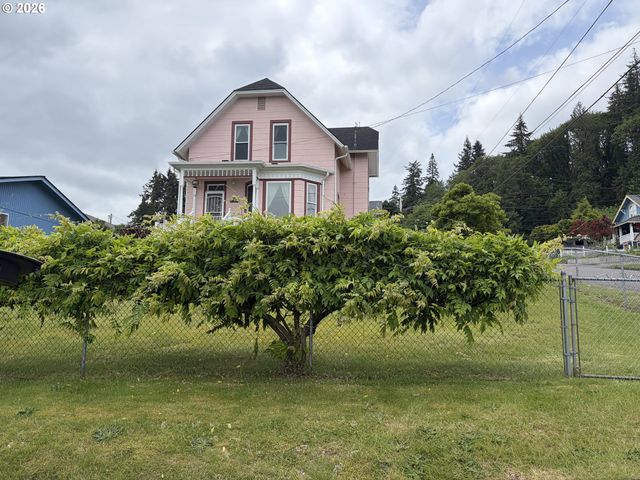322 W D St, Rainier, OR 97048