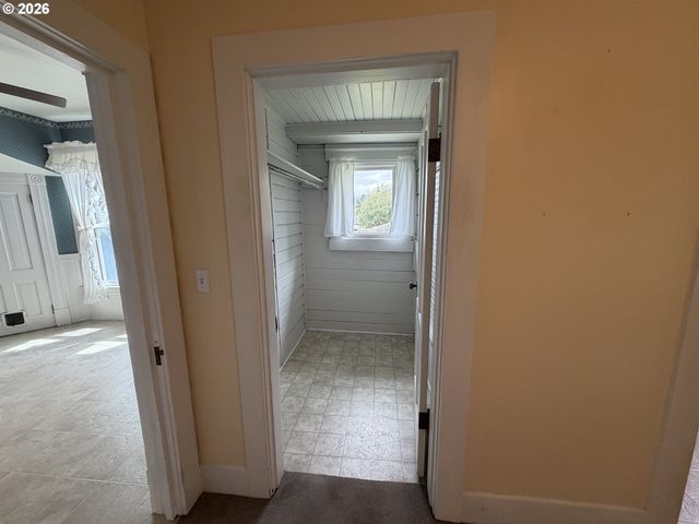 322 W D St, Rainier, OR 97048