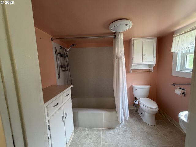 322 W D St, Rainier, OR 97048