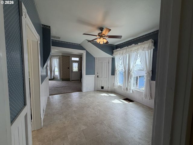 322 W D St, Rainier, OR 97048