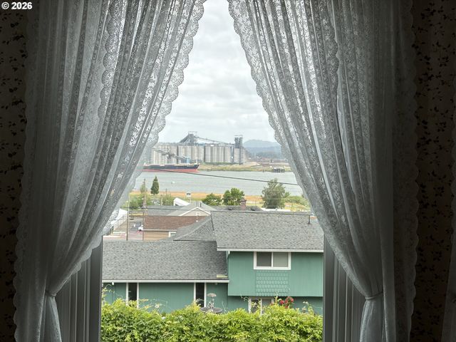 322 W D St, Rainier, OR 97048