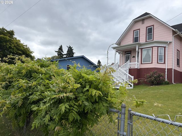 322 W D St, Rainier, OR 97048