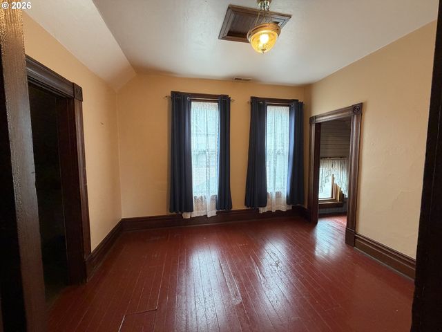 322 W D St, Rainier, OR 97048