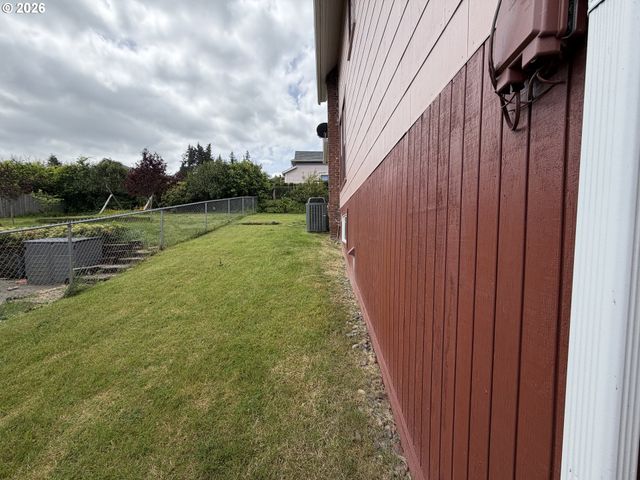 322 W D St, Rainier, OR 97048