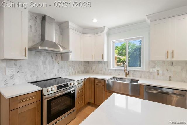 4696 Walnut Lake Road, Bloomfield Hills, MI 48301
