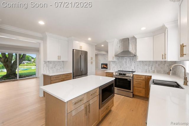 4696 Walnut Lake Road, Bloomfield Hills, MI 48301