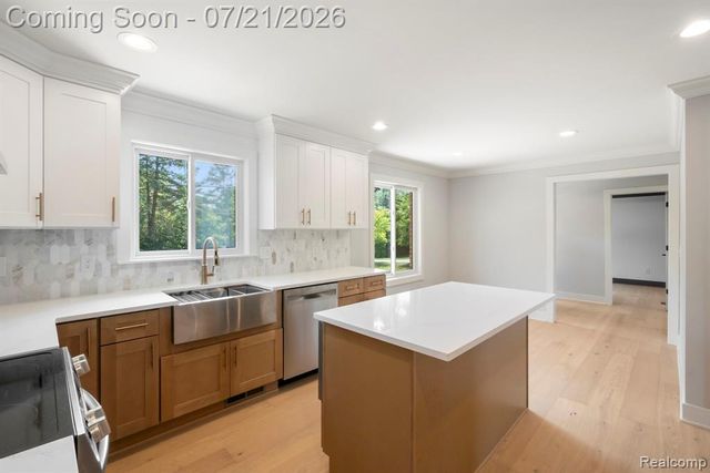 4696 Walnut Lake Road, Bloomfield Hills, MI 48301